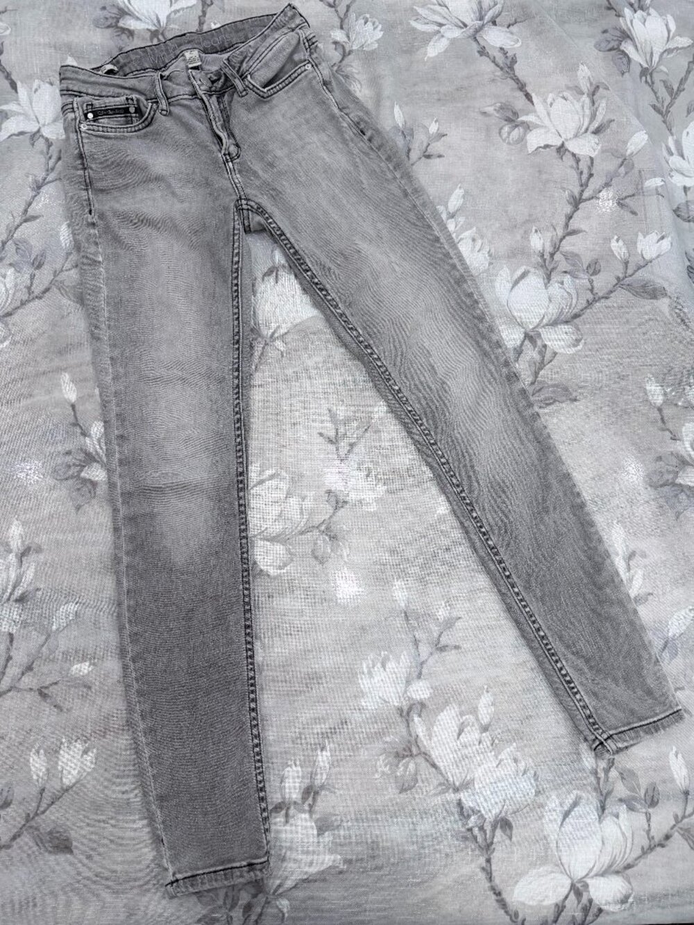 Calvin Klein Faded Gray Wash Super Soft Skinny Jeans Legging Fit Size 25